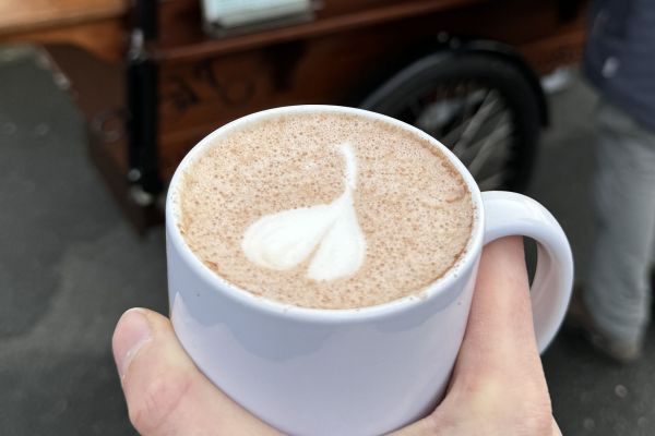 Hände am heissen Kakao wärmen