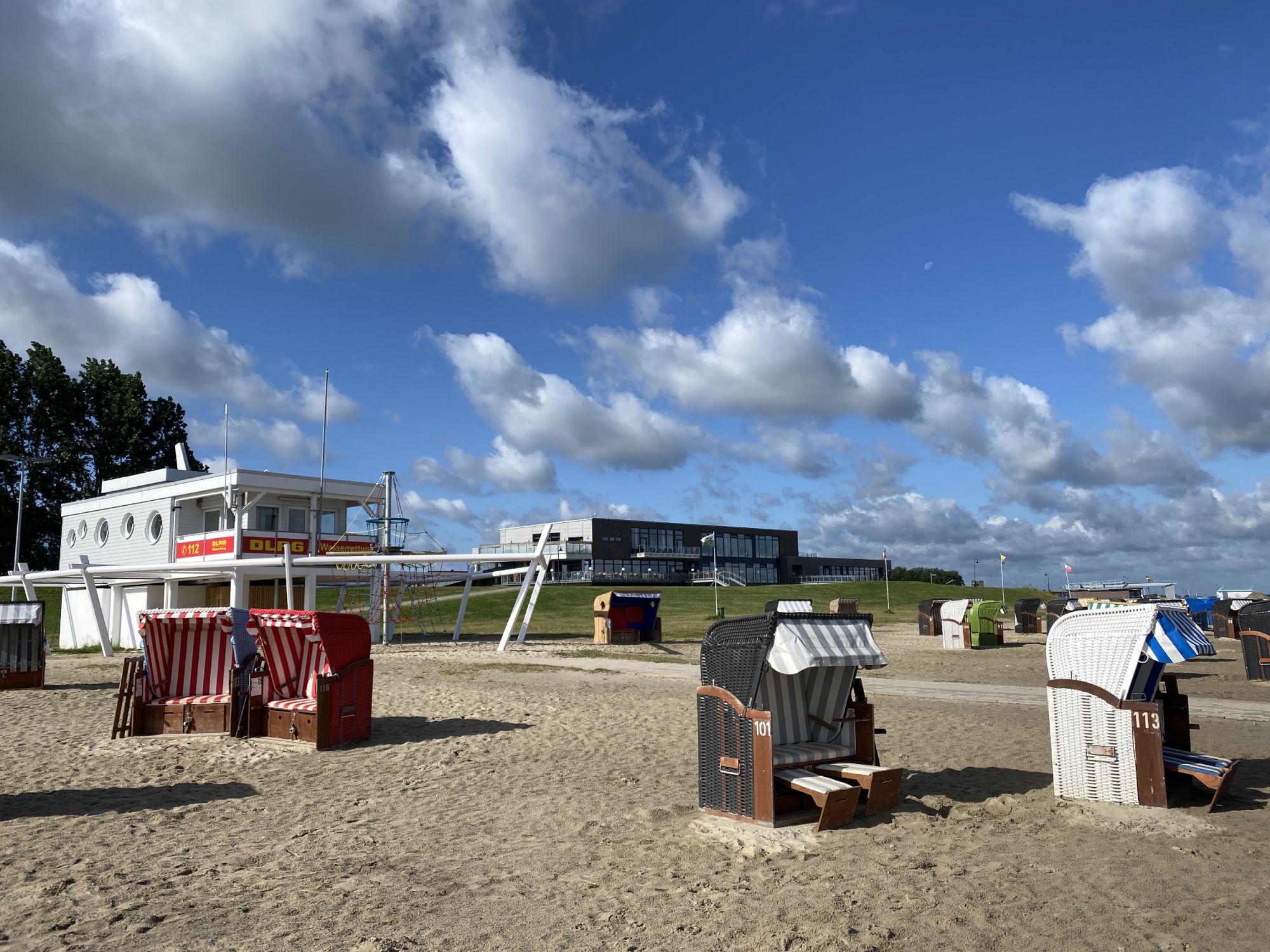 Strandkörbe vor dem Strandservice-Gebäude