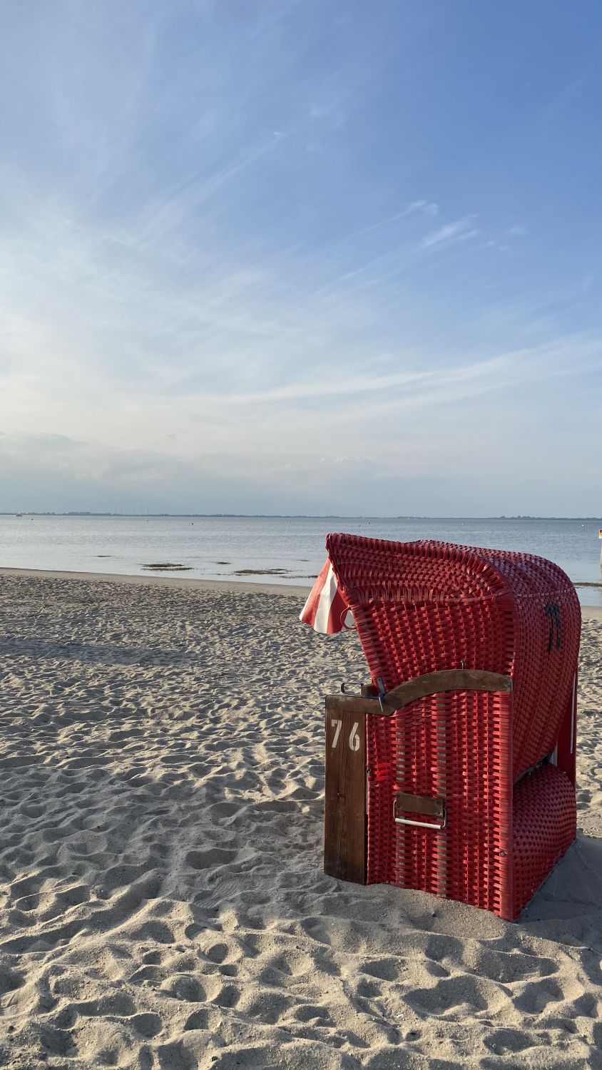 roter Strandkorb am Strand von Dangast