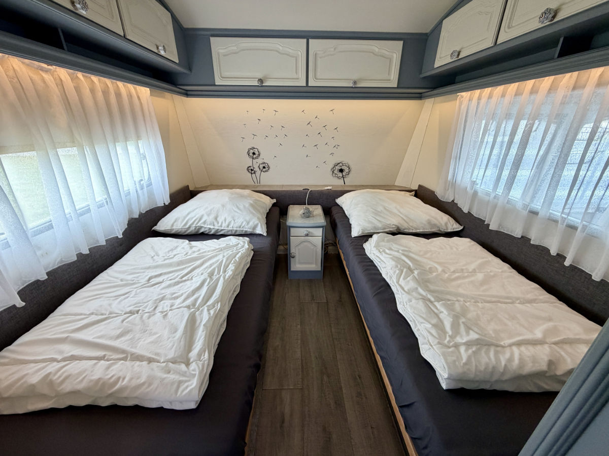 Zwei Einzelbetten im Mietwohnwagen auf dem Strandcampingplatz Dangast