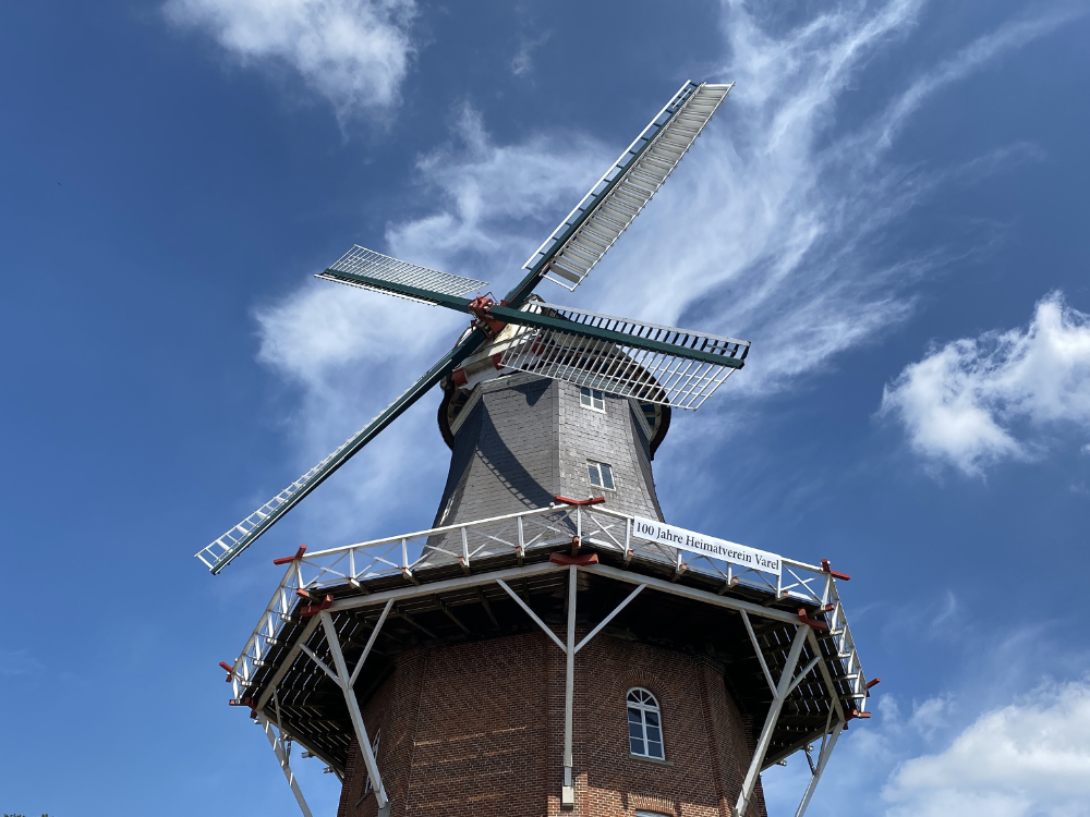 Flügel der Vareler Windmühle mit blauem Himmel
